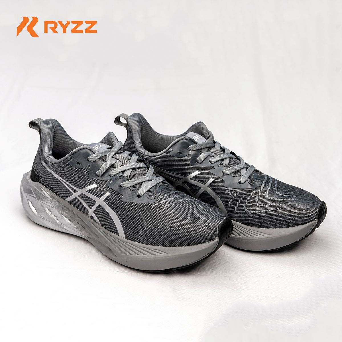 Asics Novablast Grey