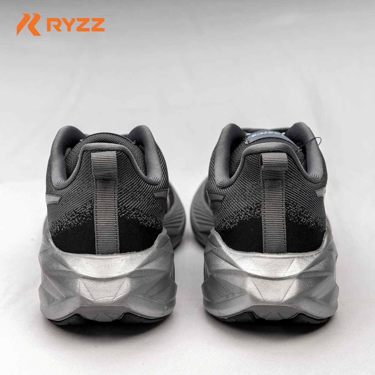 Asics Novablast Grey
