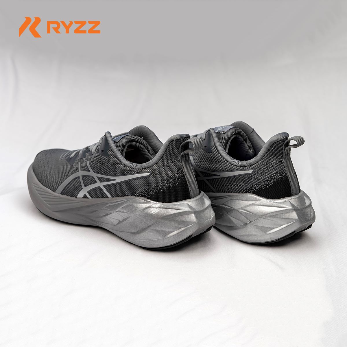 Asics Novablast Grey